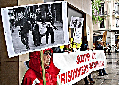 Distribution de tracts sous la pluie Ã  LYON