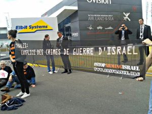 Action BDS le 20 juin 2015 devant le stand d'Elbit au Salon AÃ©ronautique du Bourget